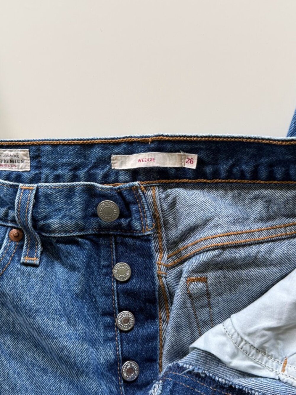 Levis Premium Wedgie Straight Jeans Jive Ship Medium Blue Raw Hem 26 22861-0110 - Picture 6 of 10